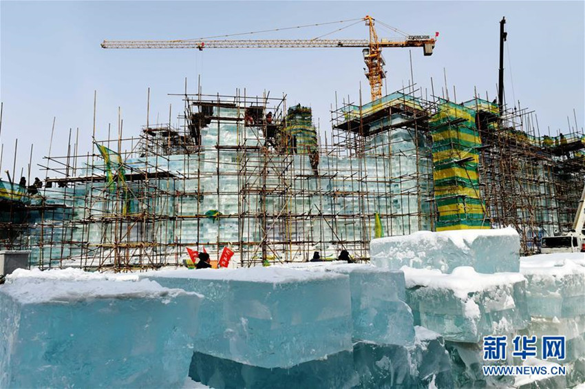 Betriebsame Baustelle auf der ?Eis- und Schneewelt“ in Harbin