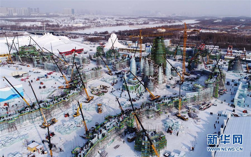 Betriebsame Baustelle auf der ?Eis- und Schneewelt“ in Harbin