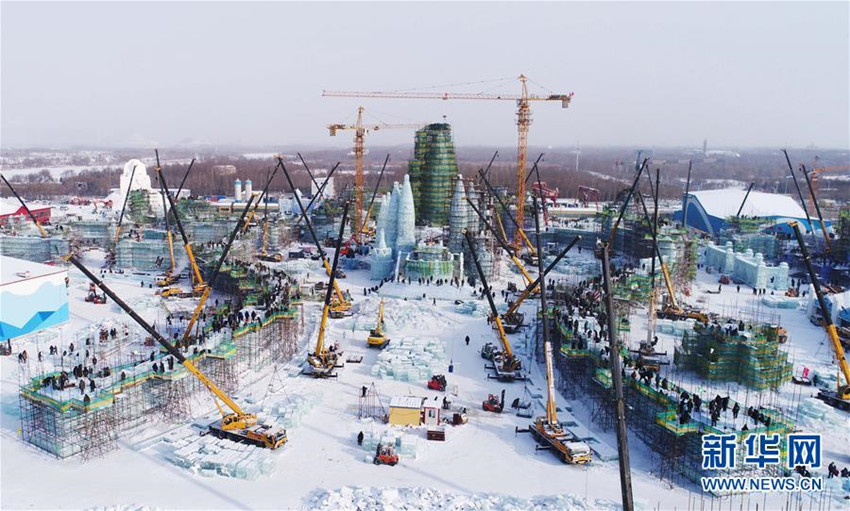 Betriebsame Baustelle auf der ?Eis- und Schneewelt“ in Harbin