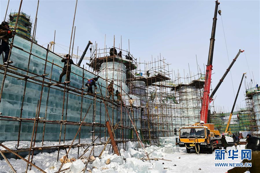 Betriebsame Baustelle auf der ?Eis- und Schneewelt“ in Harbin