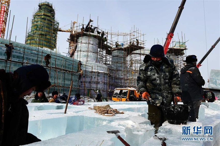Betriebsame Baustelle auf der ?Eis- und Schneewelt“ in Harbin