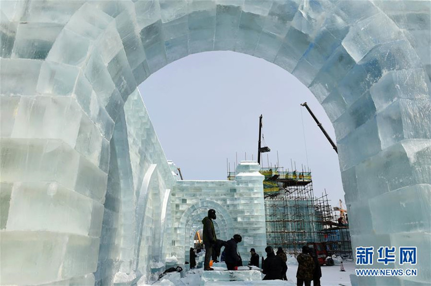Betriebsame Baustelle auf der ?Eis- und Schneewelt“ in Harbin