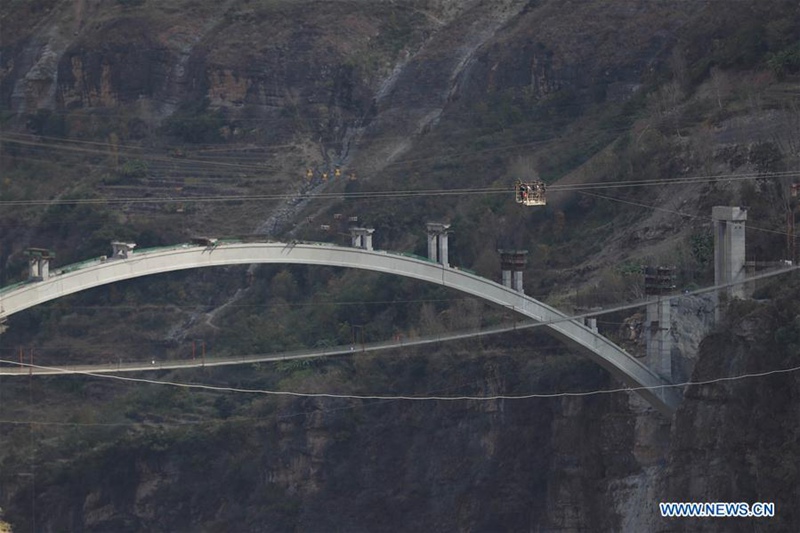Brücke ersetzt Seilbahn über Jinsha-Fluss