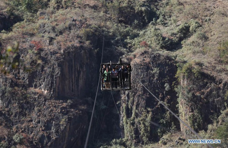 Brücke ersetzt Seilbahn über Jinsha-Fluss