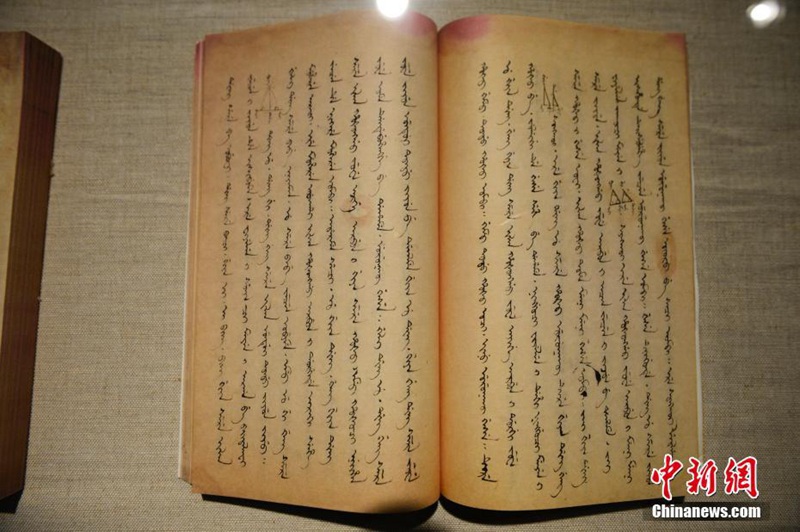 Antike Bücher werden in der Inneren Mongolei gezeigt  