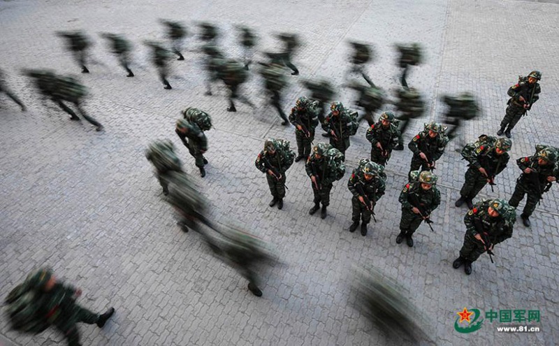 Chinesische Soldaten absolvieren milit?rischen Hindernisparcours