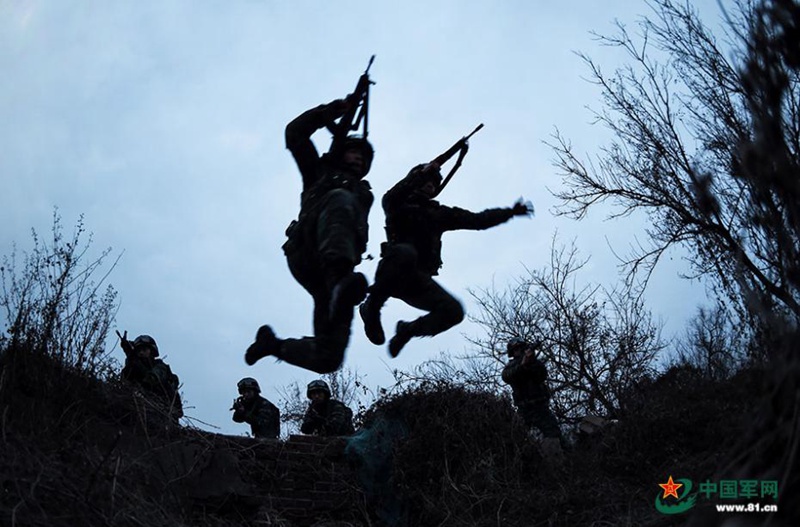 Chinesische Soldaten absolvieren milit?rischen Hindernisparcours