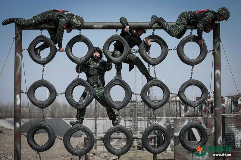 Chinesische Soldaten absolvieren milit?rischen Hindernisparcours