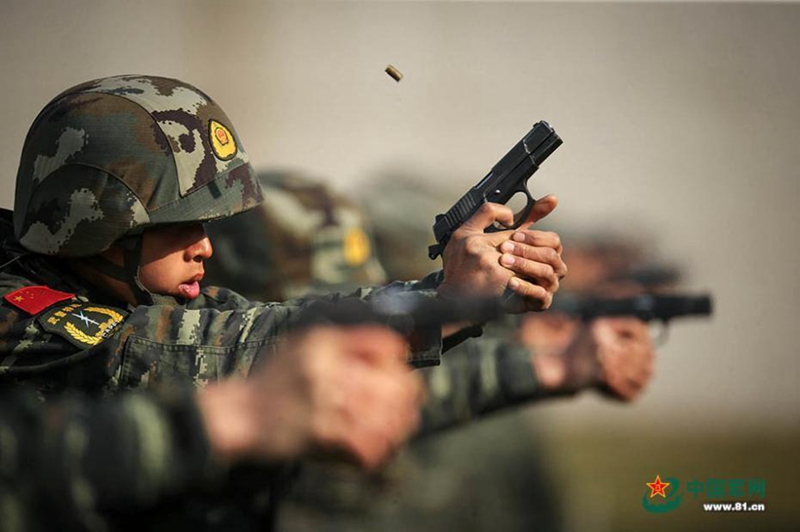 Chinesische Soldaten absolvieren milit?rischen Hindernisparcours