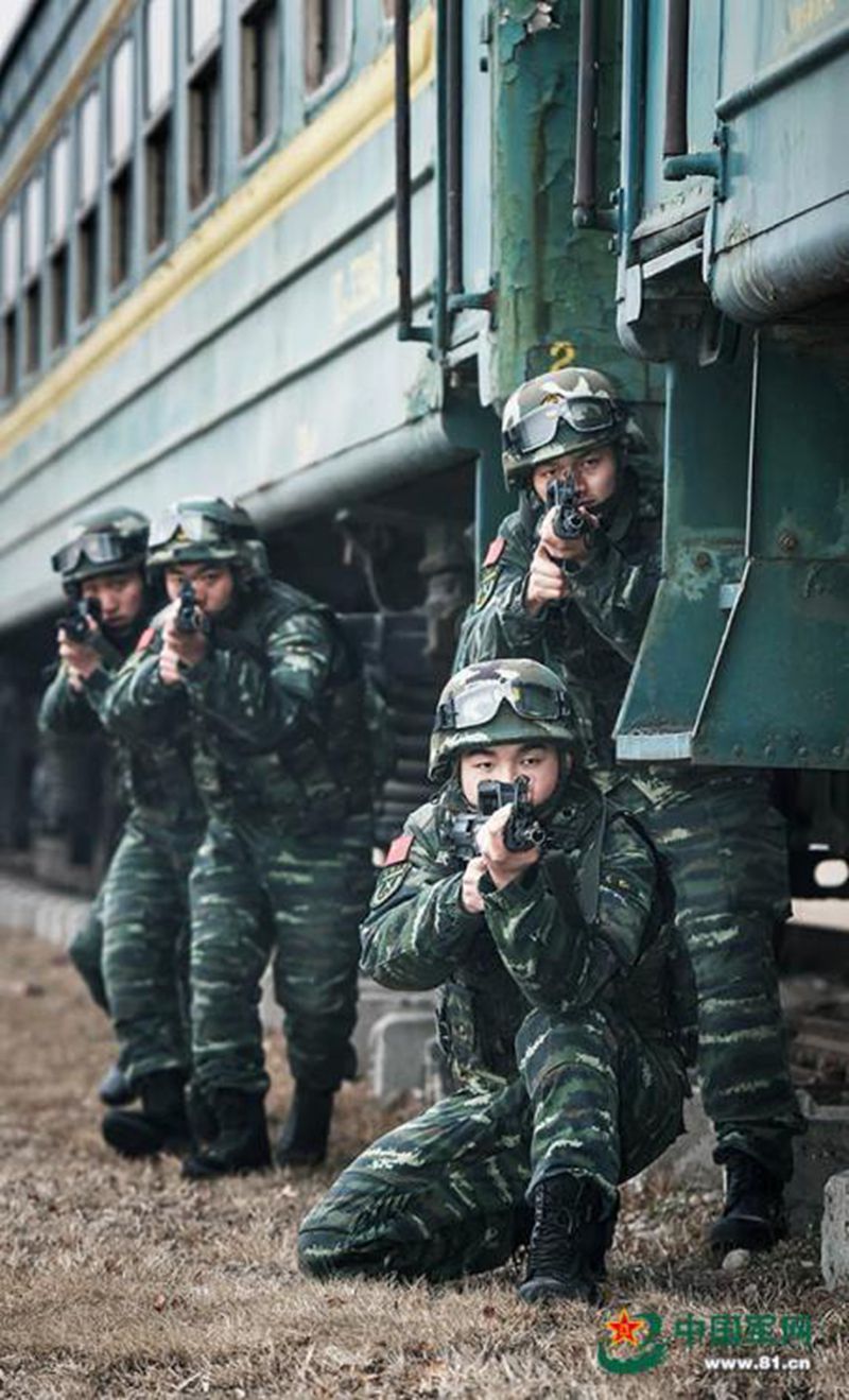 Chinesische Soldaten absolvieren milit?rischen Hindernisparcours