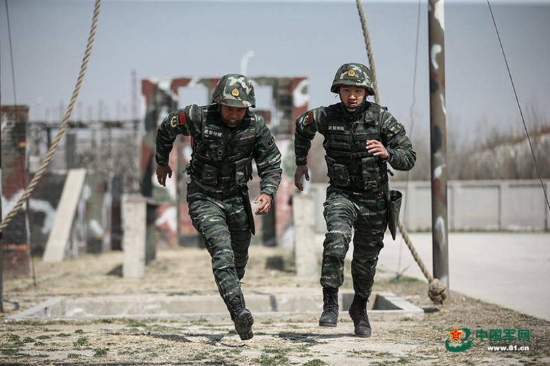 Chinesische Soldaten absolvieren milit?rischen Hindernisparcours