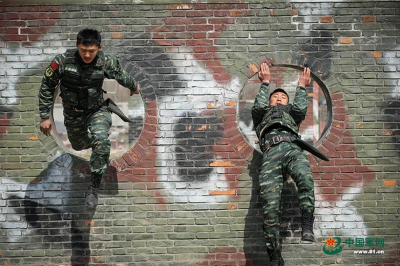 Chinesische Soldaten absolvieren milit?rischen Hindernisparcours