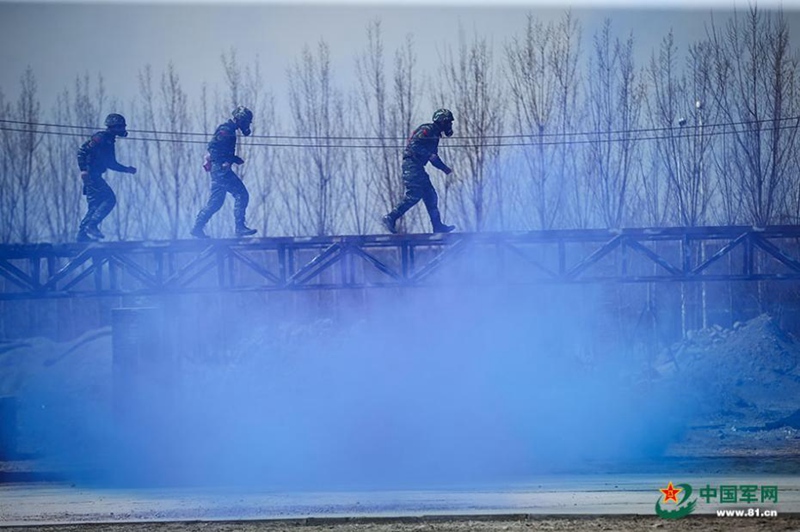 Chinesische Soldaten absolvieren milit?rischen Hindernisparcours