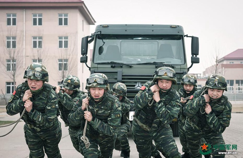 Chinesische Soldaten absolvieren milit?rischen Hindernisparcours