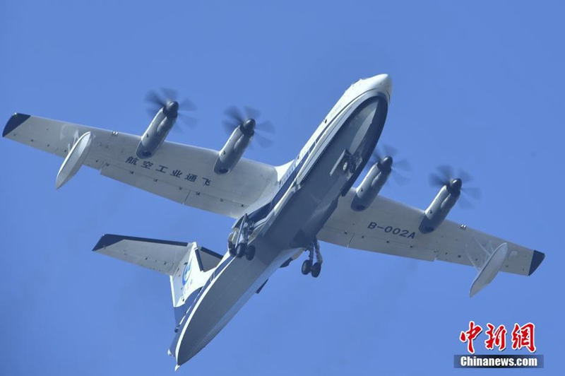 Chinas Amphibienflugzeug AG600 absolviert ersten Flug