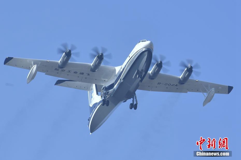 Chinas Amphibienflugzeug AG600 absolviert ersten Flug