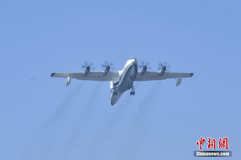 Chinas Amphibienflugzeug AG600 absolviert ersten Flug