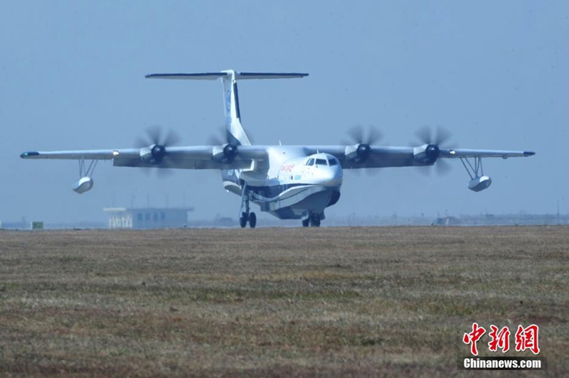 Chinas Amphibienflugzeug AG600 absolviert ersten Flug