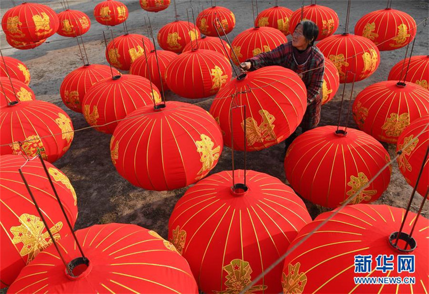 Arbeiter bereiten Laternen für das Neujahr in Shanxi vor