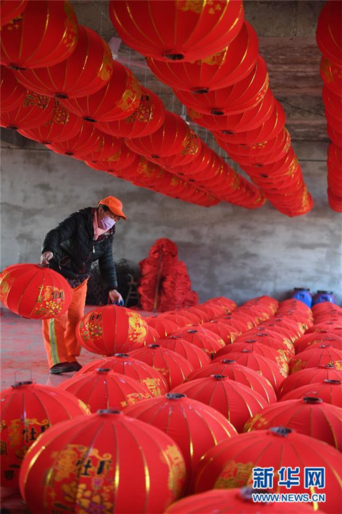 Arbeiter bereiten Laternen für das Neujahr in Shanxi vor