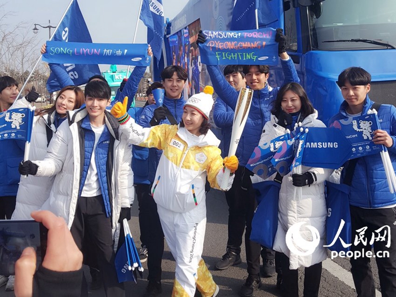 Vertreterin von People’s Daily Online nimmt an dem Fackellauf der Olympischen Winterspiele 2018 teil