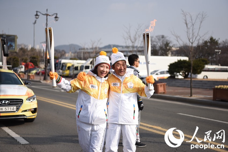 Vertreterin von People’s Daily Online nimmt an dem Fackellauf der Olympischen Winterspiele 2018 teil