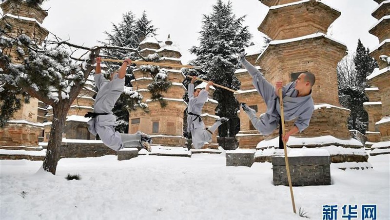 Shaolin-M?nche trainieren Kung-Fu im Schnee