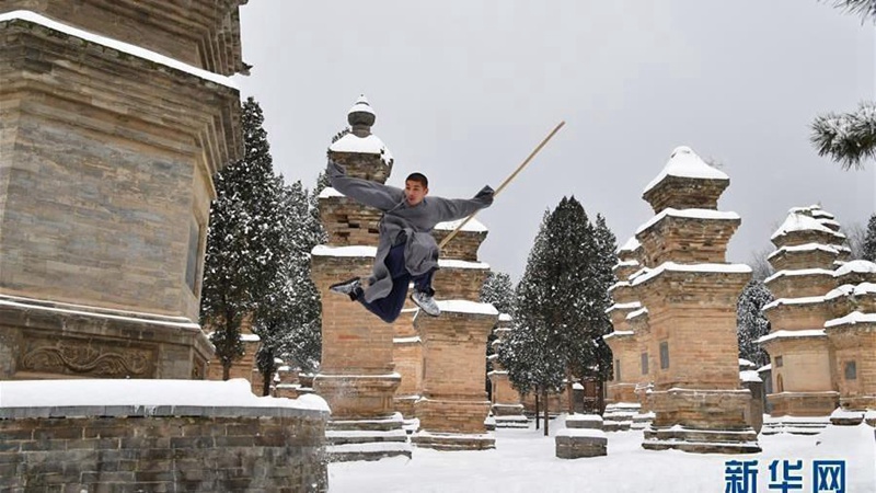 Shaolin-M?nche trainieren Kung-Fu im Schnee