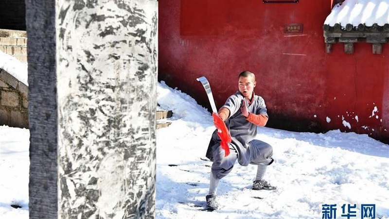 Shaolin-M?nche trainieren Kung-Fu im Schnee