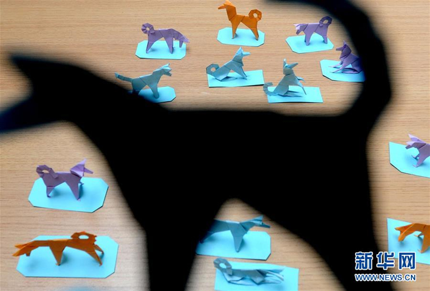 Origami-Hunde begrü?en ?Jahr des Hundes“