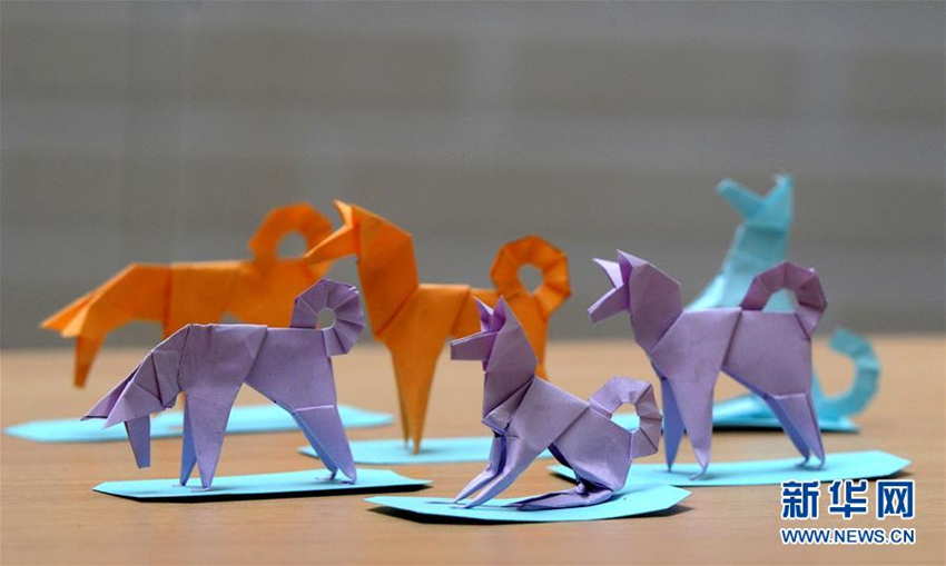 Origami-Hunde begrü?en ?Jahr des Hundes“
