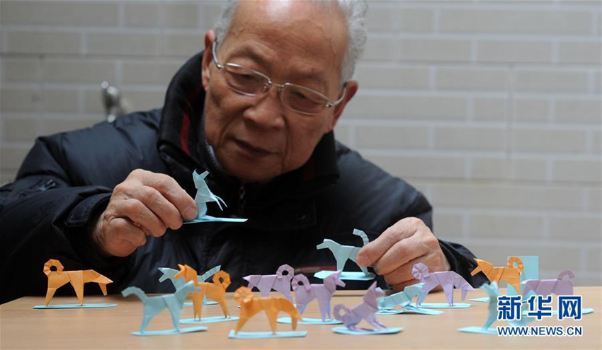Origami-Hunde begrü?en ?Jahr des Hundes“