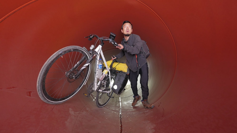 Der Mann f?hrt mit dem Fahrrad von Benin nach China 