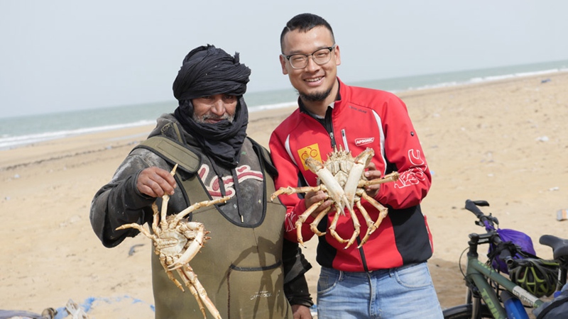 Der Mann f?hrt mit dem Fahrrad von Benin nach China 