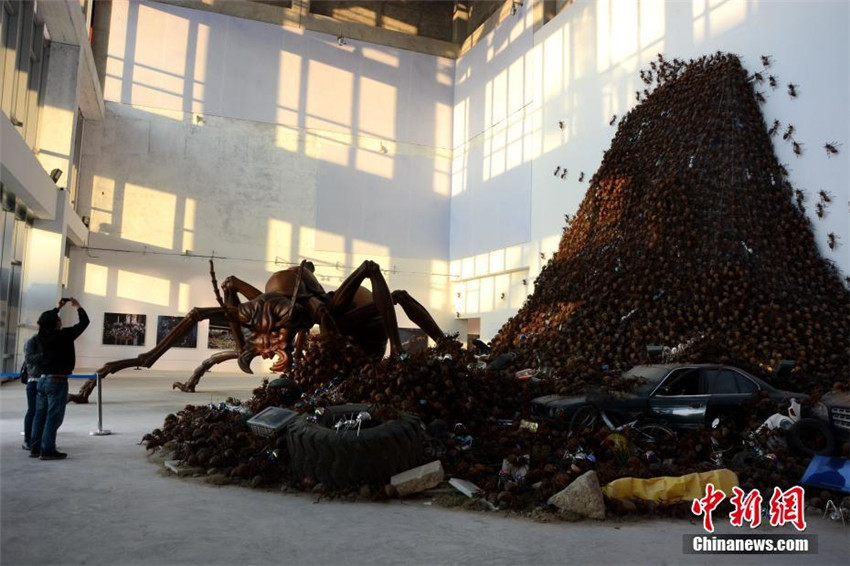 Riesige Ameisenskulptur in Fujian ausgestellt