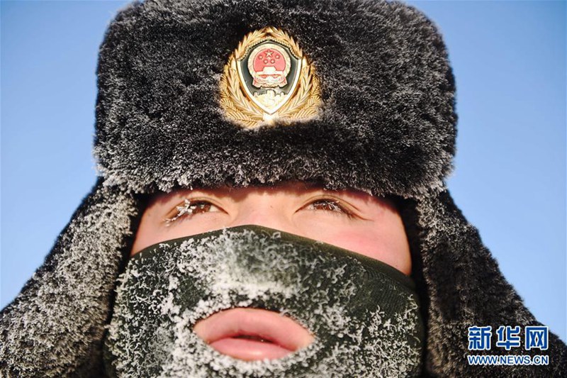 Grenzpolizisten patrouillieren im kalten Winter  