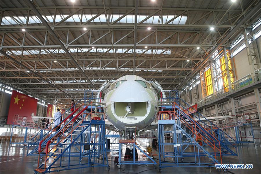 Mitarbeiter an einem C919-Flugzeug in Shanghai
