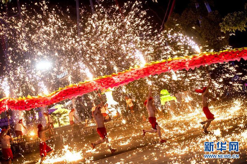 Die Menschen begrü?en das Laternenfest