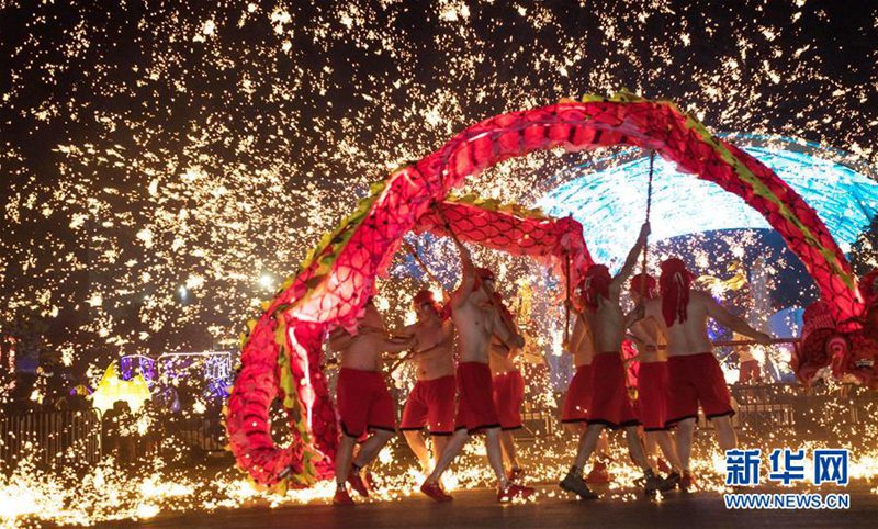 Die Menschen begrü?en das Laternenfest