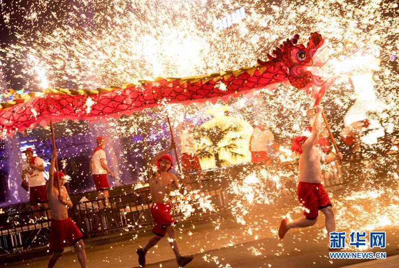 Die Menschen begrü?en das Laternenfest