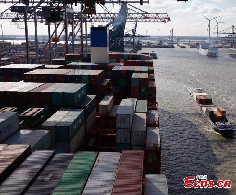 Containerschiff COSCO Shipping Aries kommt in Belgien an 