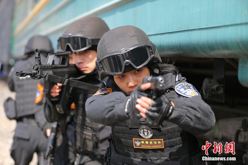 Polizistin im Training 