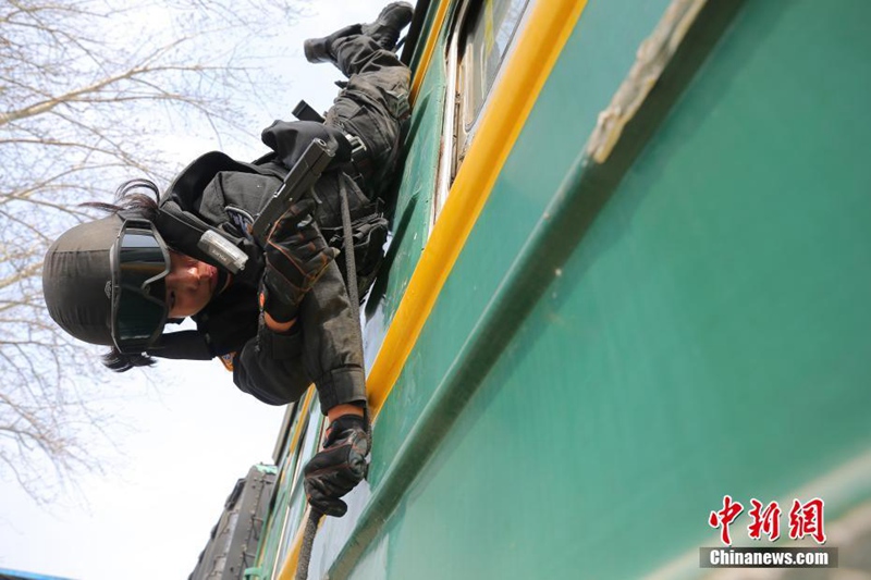 Polizistin im Training 