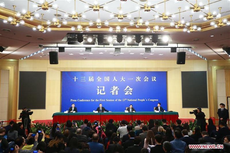 Au?enminister Wang Yi stellt sich der Presse