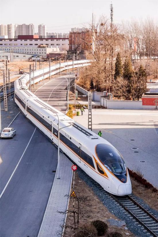 Neuer l?ngerer Hochgewindigkeitszug wird in China getestet