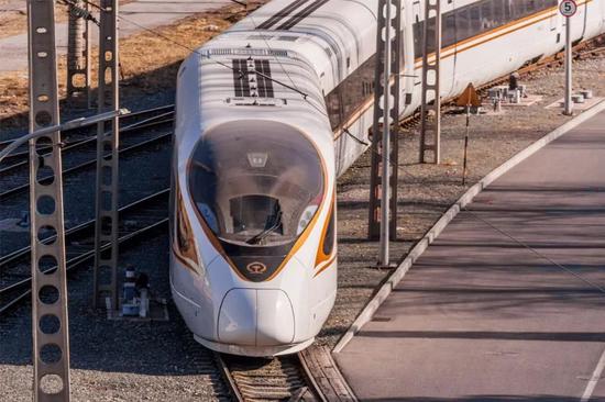 Neuer l?ngerer Hochgewindigkeitszug wird in China getestet