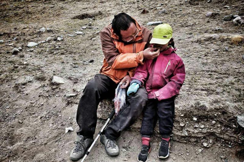 Vater und 4-j?hrige Tochter radeln durch China