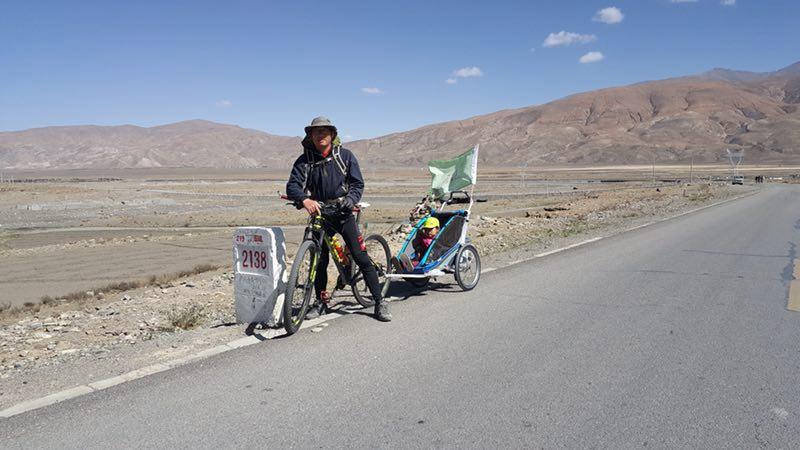 Vater und 4-j?hrige Tochter radeln durch China