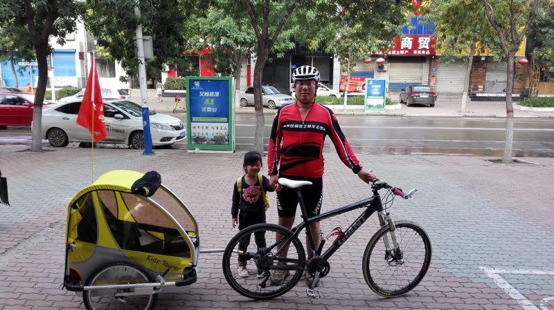 Vater und 4-j?hrige Tochter radeln durch China
