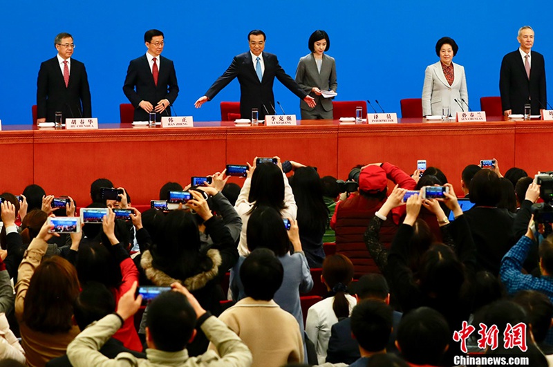 Der Ministerpr?sident Li Keqiang stellt sich der Pressekonferenz